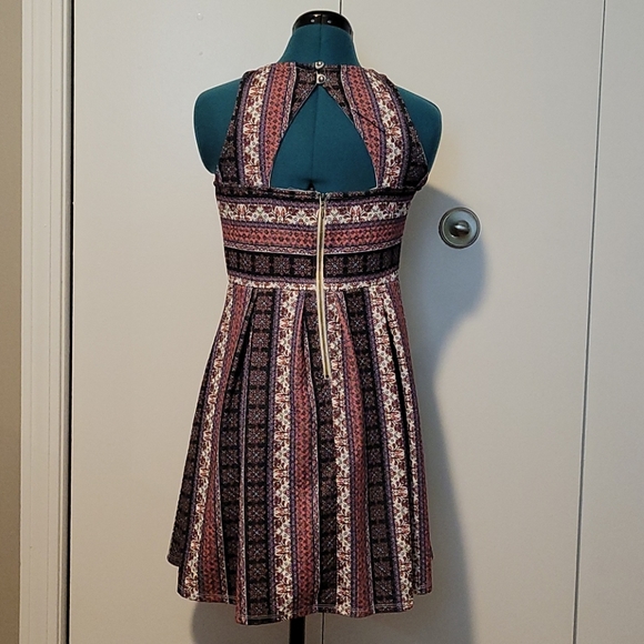 Patterned Dress - Picture 3 of 3